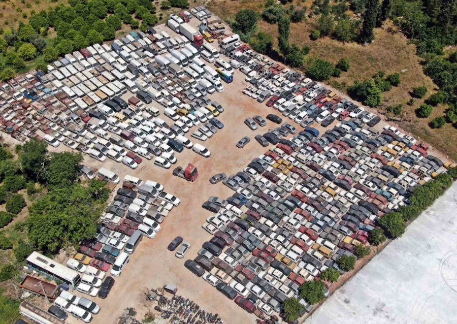 Yediemin Otoparkları Araç Mezarlığına Döndü, 25 Yıldır Bekleyen Araçlar Var