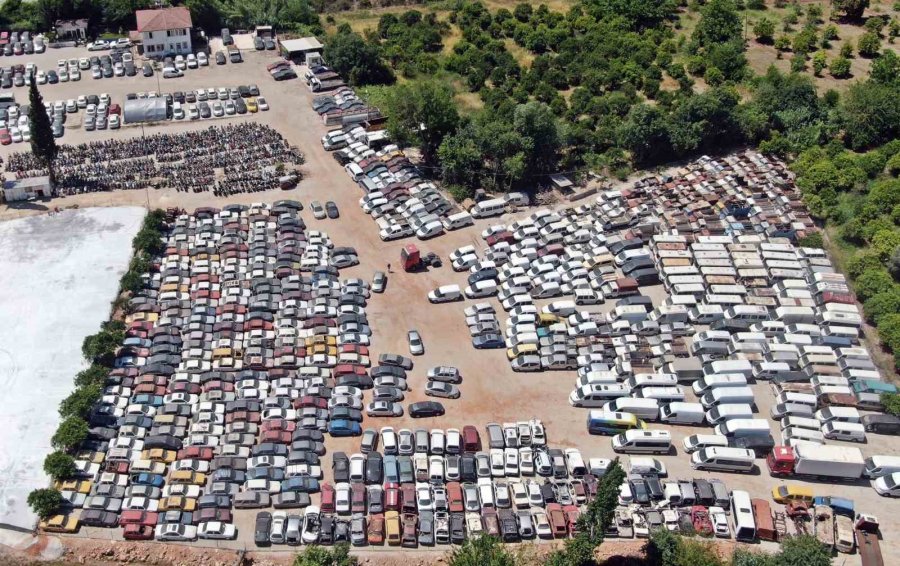 Yediemin Otoparkları Araç Mezarlığına Döndü, 25 Yıldır Bekleyen Araçlar Var