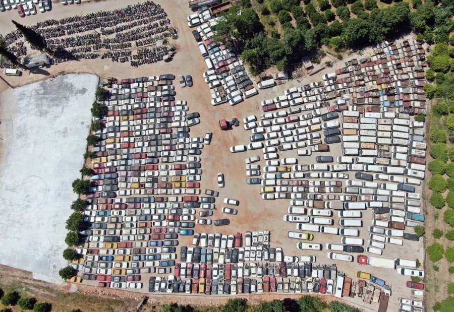 Yediemin Otoparkları Araç Mezarlığına Döndü, 25 Yıldır Bekleyen Araçlar Var