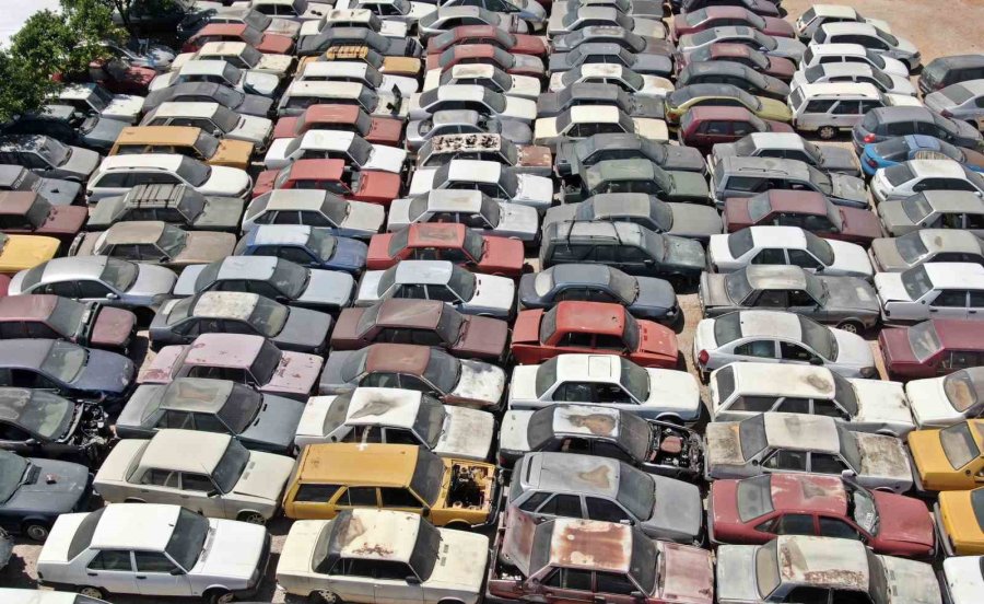 Yediemin Otoparkları Araç Mezarlığına Döndü, 25 Yıldır Bekleyen Araçlar Var