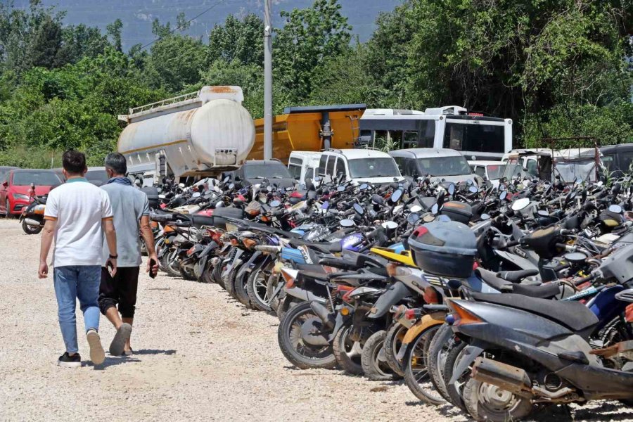 Yediemin Otoparkları Araç Mezarlığına Döndü, 25 Yıldır Bekleyen Araçlar Var
