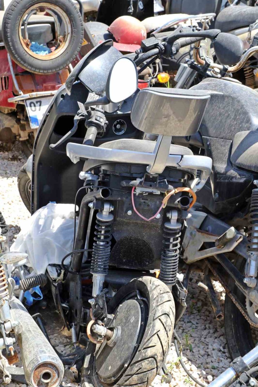 Yediemin Otoparkları Araç Mezarlığına Döndü, 25 Yıldır Bekleyen Araçlar Var