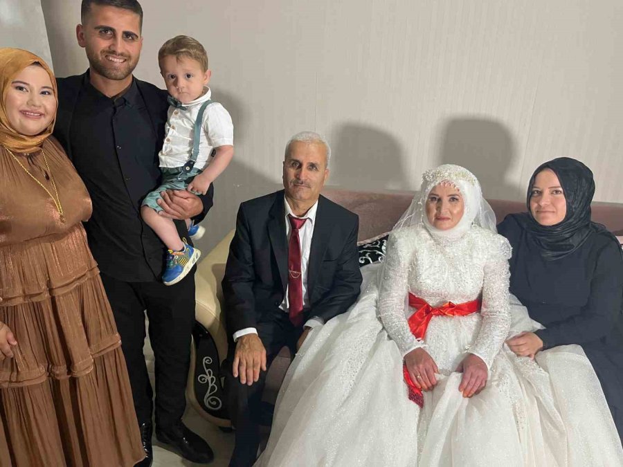 33 Yıl Sonra Gelinlik Ve Damatlık Giydiler