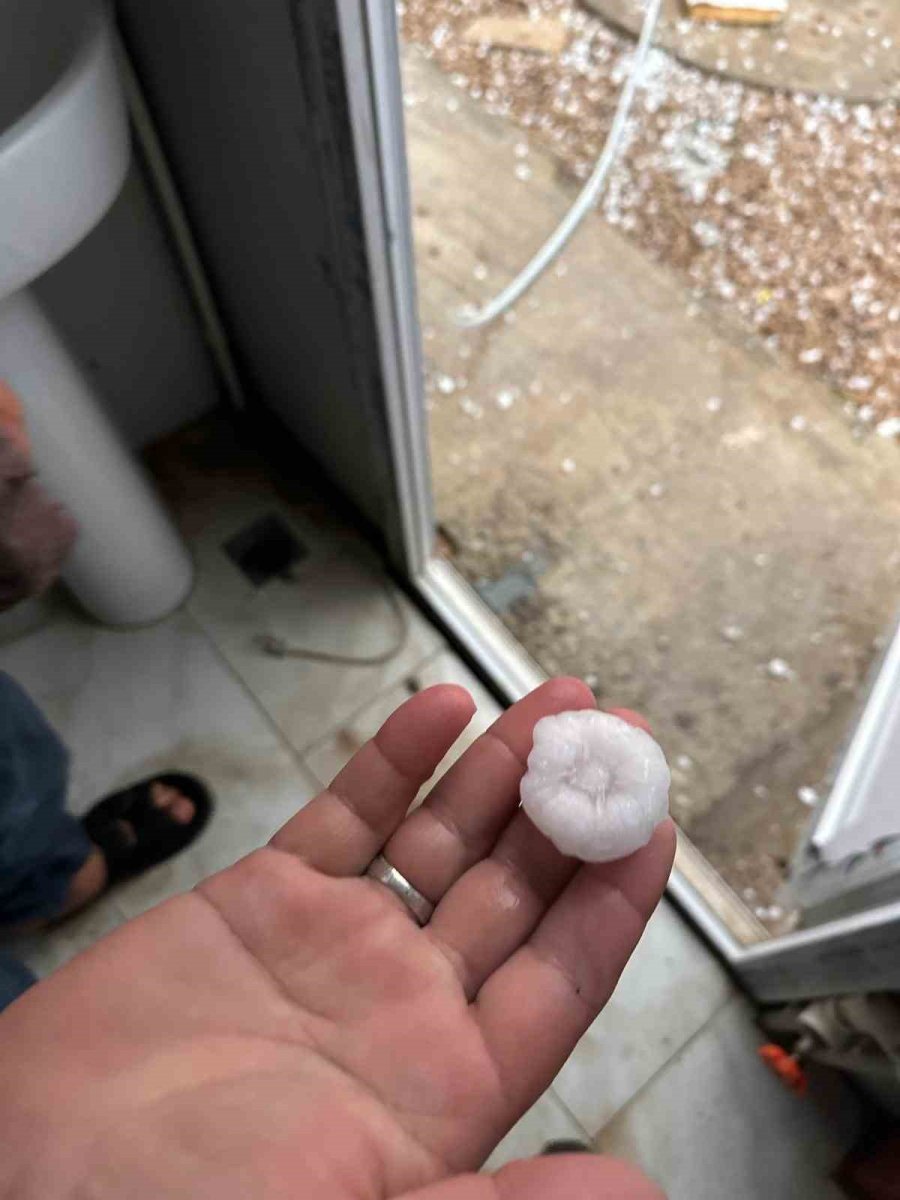 Serik’te Dolu Yağışı Lüks Otomobilin Camlarını Kırdı