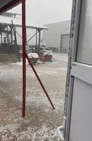 Serik’te Dolu Yağışı Lüks Otomobilin Camlarını Kırdı