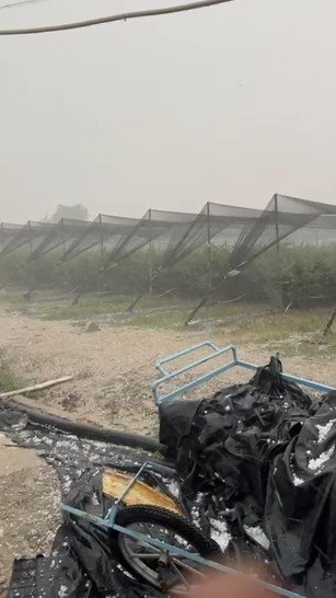 Serik’te Dolu Yağışı Lüks Otomobilin Camlarını Kırdı