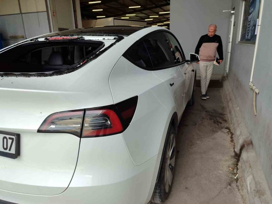 Serik’te Dolu Yağışı Lüks Otomobilin Camlarını Kırdı