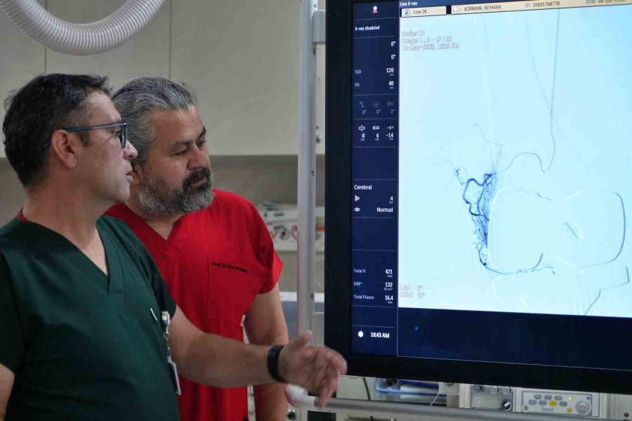 Antalya’da Diz Kireçlenmesine Çift Aşamalı Tedavi: Yürüyemeyen Hasta Ayağa Kalktı