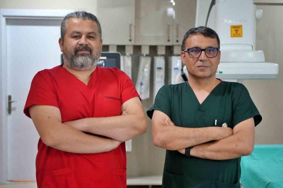 Antalya’da Diz Kireçlenmesine Çift Aşamalı Tedavi: Yürüyemeyen Hasta Ayağa Kalktı