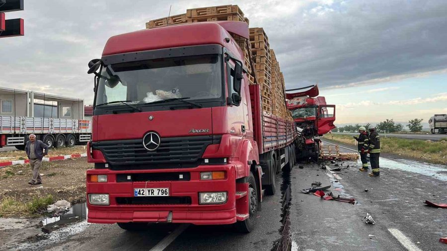Tır Duraklayan Tıra Arkadan Çarptı: 1 Yaralı