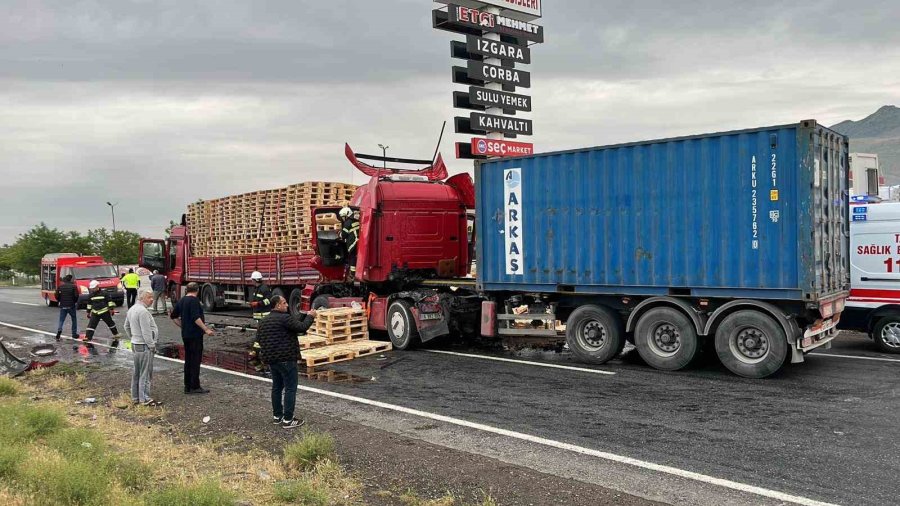 Tır Duraklayan Tıra Arkadan Çarptı: 1 Yaralı