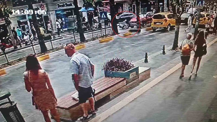 Motosiklete Çarpan Otomobil Sürücüsü Durmayıp Uzaklaştı