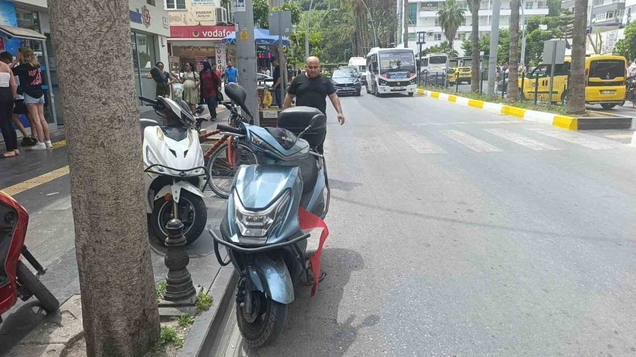 Motosiklete Çarpan Otomobil Sürücüsü Durmayıp Uzaklaştı