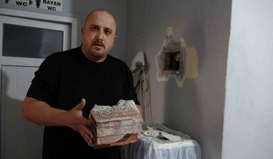Şaka Gibi Olay Komedyenin Başına Geldi: Duvarı Kırıldı Tamirci Göründü