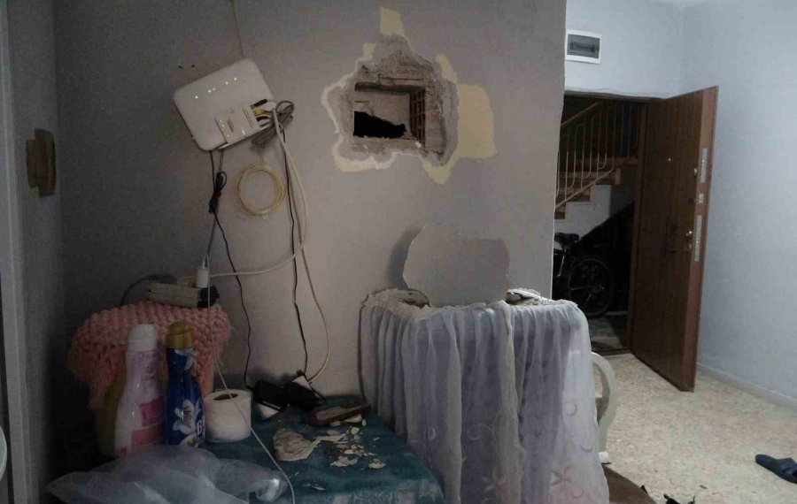 Şaka Gibi Olay Komedyenin Başına Geldi: Duvarı Kırıldı Tamirci Göründü