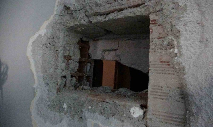 Şaka Gibi Olay Komedyenin Başına Geldi: Duvarı Kırıldı Tamirci Göründü