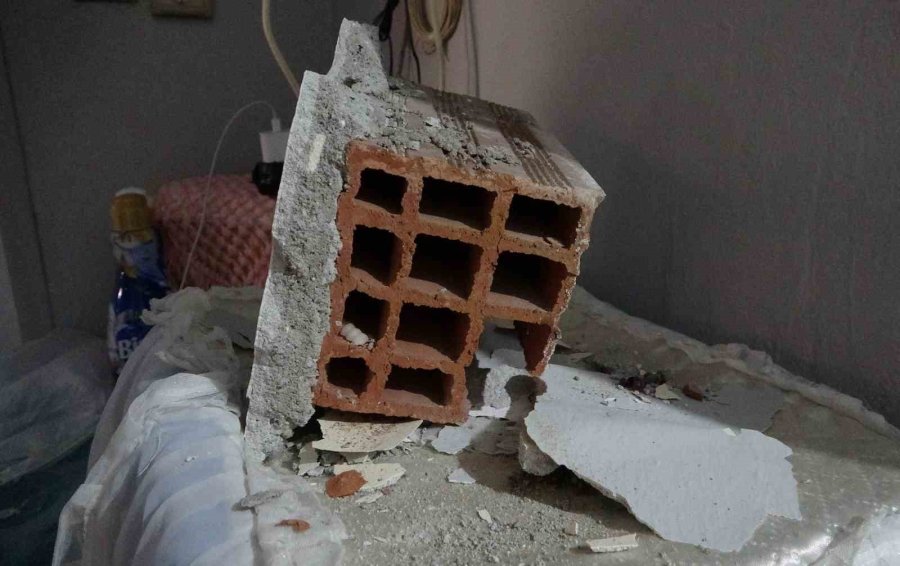 Şaka Gibi Olay Komedyenin Başına Geldi: Duvarı Kırıldı Tamirci Göründü