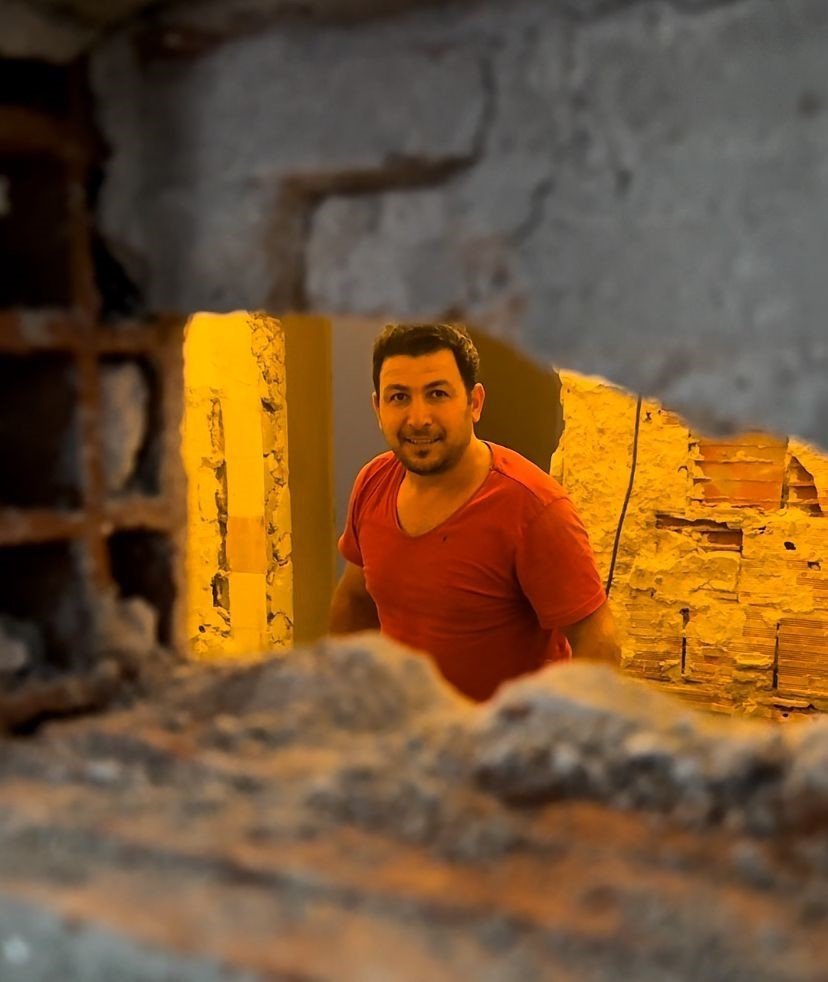 Şaka Gibi Olay Komedyenin Başına Geldi: Duvarı Kırıldı Tamirci Göründü