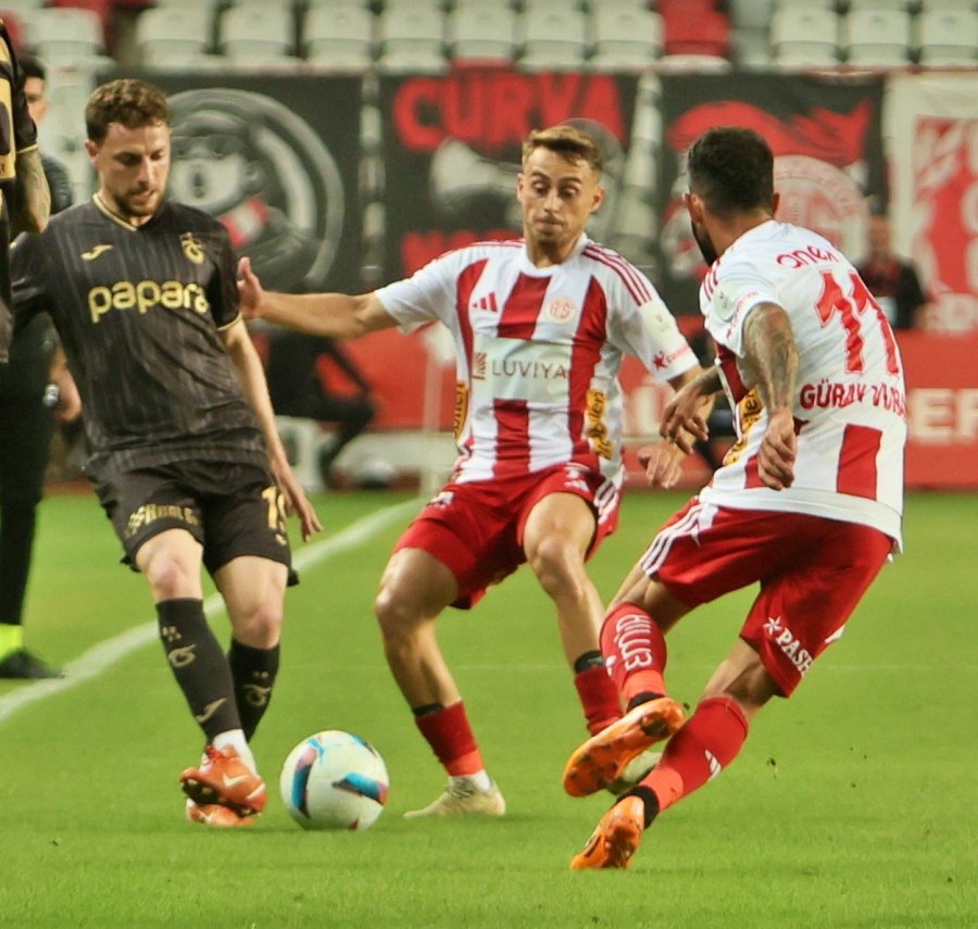 Trendyol Süper Lig: Antalyaspor: 0 - Trabzonspor: 0 (ilk Yarı)