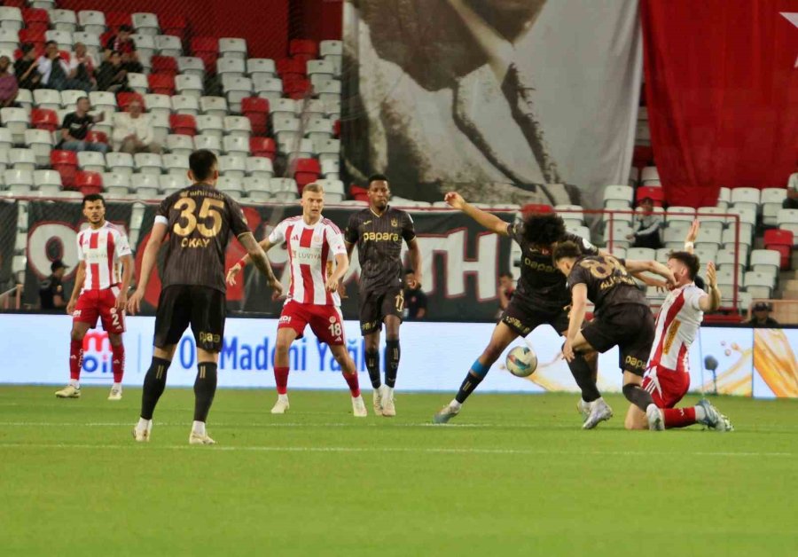 Trendyol Süper Lig: Antalyaspor: 0 - Trabzonspor: 0 (ilk Yarı)