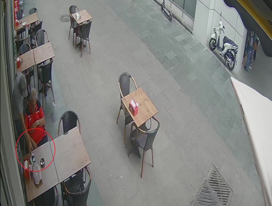 Simitçide Uyudu, Uyanınca Neye Uğradığını Şaşırdı: "adisyon Fişini De Almış"