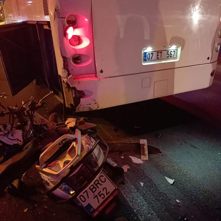 Alanya’da Kırmızı Işıkta Bekleyen Otobüse Çarpan Motosikletin Sürücüsü Hayatını Kaybetti