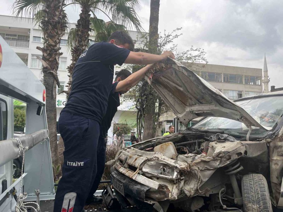 Alanya’da Kontrolden Çıkan Kamyonet Önce Otomobile Çarptı, Ardından Takla Attı: 1 Yaralı