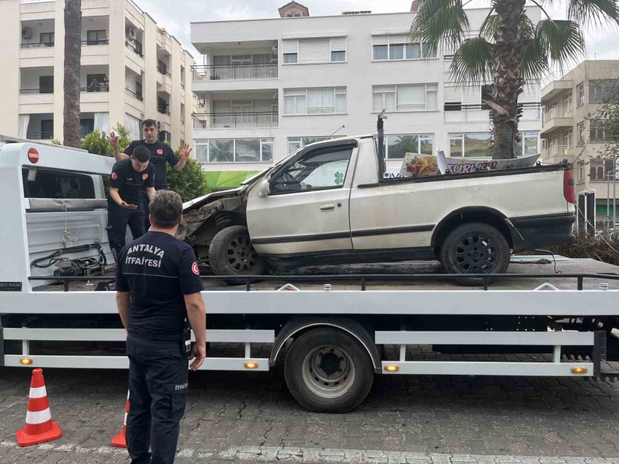 Alanya’da Kontrolden Çıkan Kamyonet Önce Otomobile Çarptı, Ardından Takla Attı: 1 Yaralı