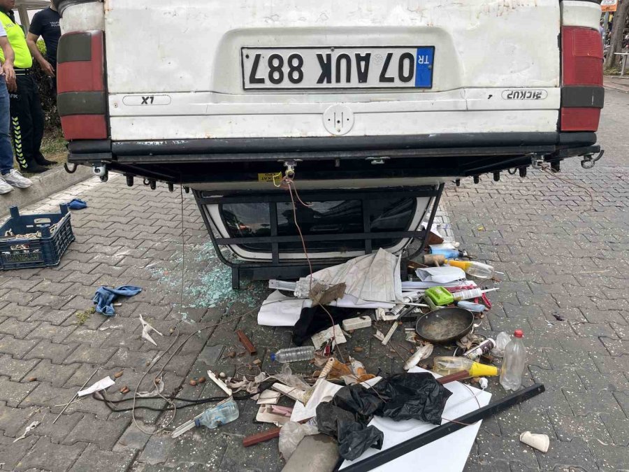Alanya’da Kontrolden Çıkan Kamyonet Önce Otomobile Çarptı, Ardından Takla Attı: 1 Yaralı