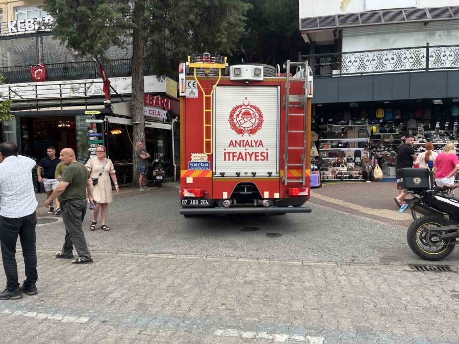 Alanya’da Kontrolden Çıkan Kamyonet Önce Otomobile Çarptı, Ardından Takla Attı: 1 Yaralı