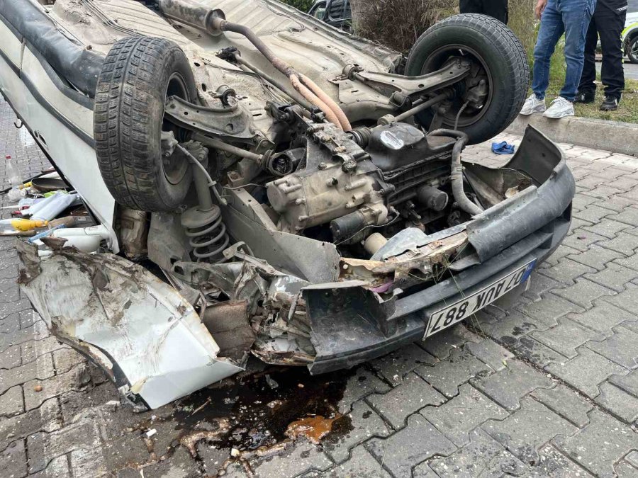 Alanya’da Kontrolden Çıkan Kamyonet Önce Otomobile Çarptı, Ardından Takla Attı: 1 Yaralı