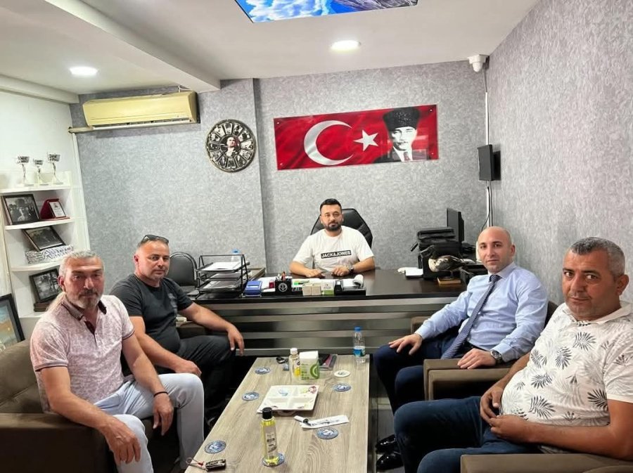 Yolda Bulduğu Yaban Keçisi Yavrusunu Doğa Koruma Ve Milli Parklara Teslim Etti