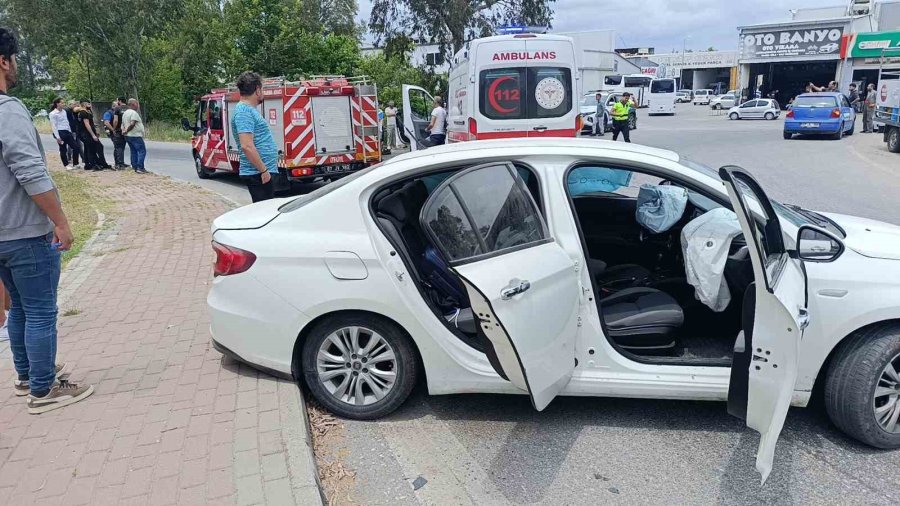 Manavgat’ta İki Otomobil Çarpıştı