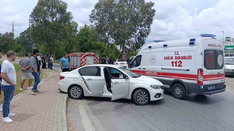 Manavgat’ta İki Otomobil Çarpıştı
