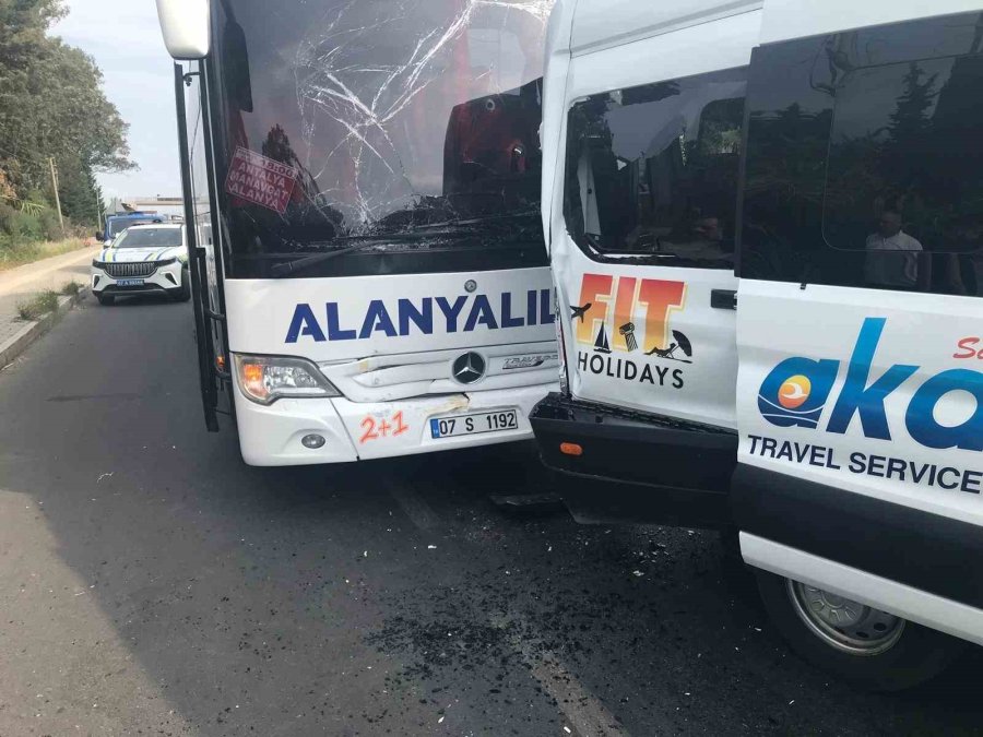 Yolcu Otobüsü İle Tur Minibüsü Çarpıştı: 1’i Turist 2 Yaralı