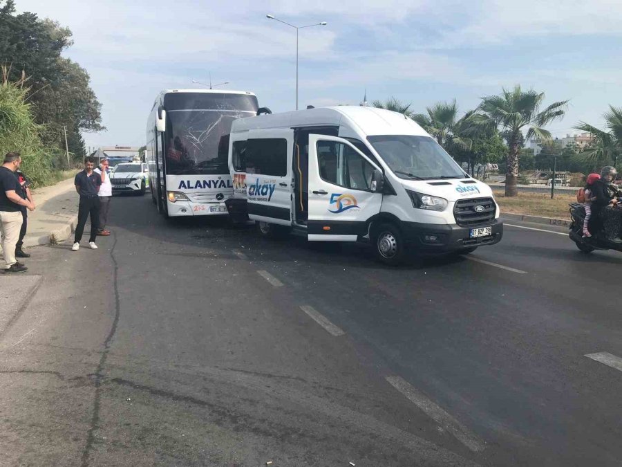 Yolcu Otobüsü İle Tur Minibüsü Çarpıştı: 1’i Turist 2 Yaralı