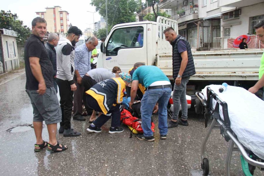 Kamyonet İle Çarpışan Motosikletin Sürücüsü Yaralandı