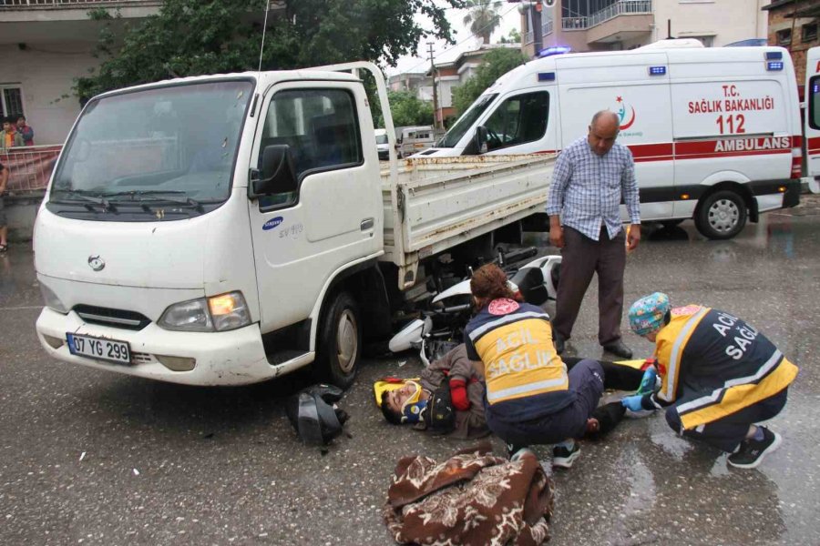 Kamyonet İle Çarpışan Motosikletin Sürücüsü Yaralandı