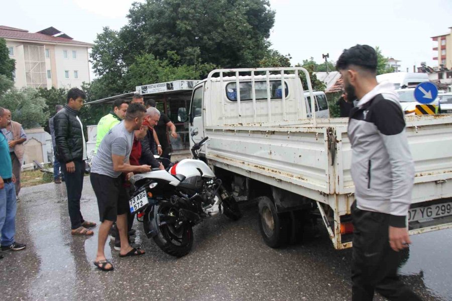 Kamyonet İle Çarpışan Motosikletin Sürücüsü Yaralandı