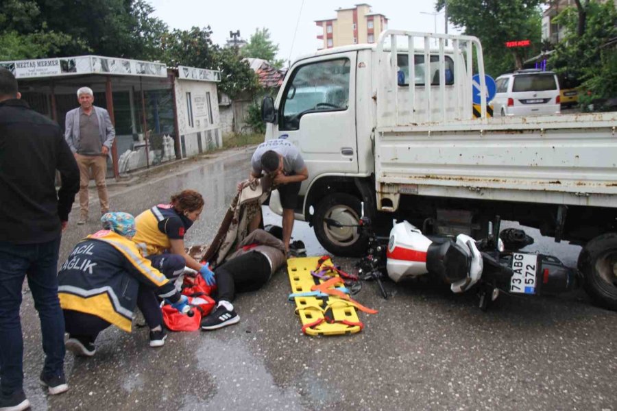 Kamyonet İle Çarpışan Motosikletin Sürücüsü Yaralandı