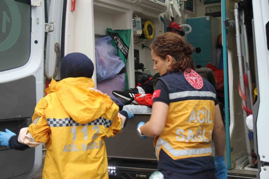 Kamyonet İle Çarpışan Motosikletin Sürücüsü Yaralandı