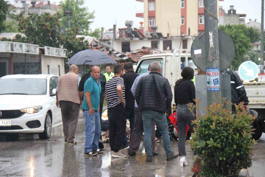 Kamyonet İle Çarpışan Motosikletin Sürücüsü Yaralandı