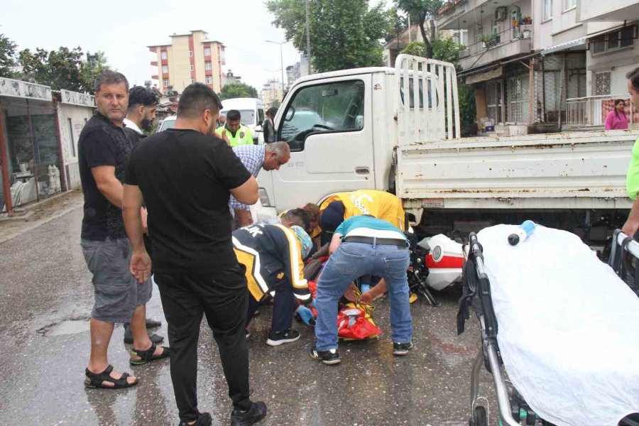 Kamyonet İle Çarpışan Motosikletin Sürücüsü Yaralandı