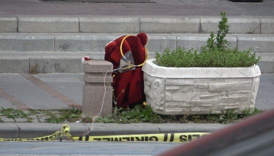 Kaldırıma Bırakılan Şüpheli Oyuncak Ayı Fünye İle Patlatıldı