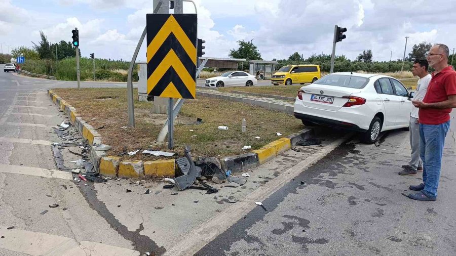 Antalya’da Çarpışan Araçlar Hurdaya Döndü: 1 Yaralı