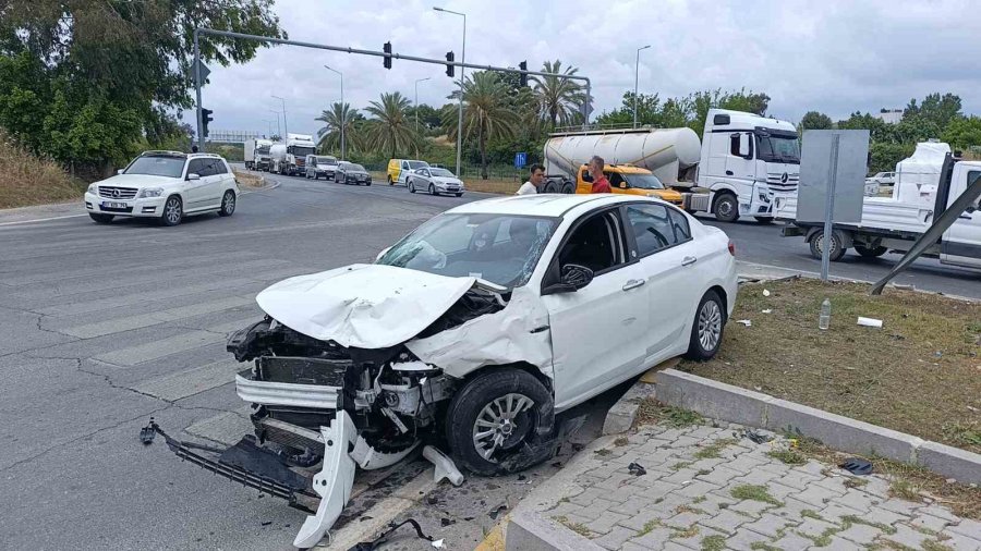 Antalya’da Çarpışan Araçlar Hurdaya Döndü: 1 Yaralı