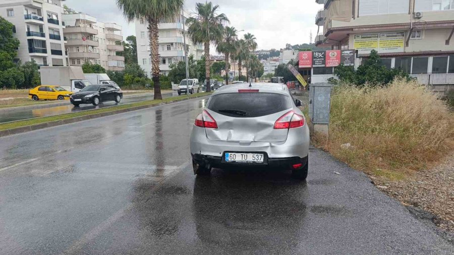 Yağışlı Hava Rampada Kazaya Neden Oldu: 3 Araç Birbirine Girdi, 1 Yaralı