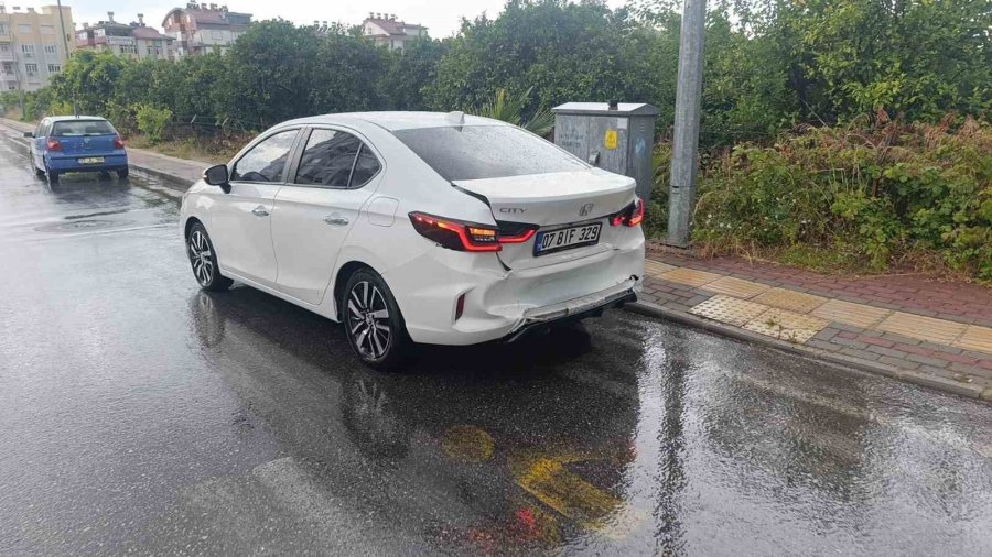 Yağışlı Hava Rampada Kazaya Neden Oldu: 3 Araç Birbirine Girdi, 1 Yaralı