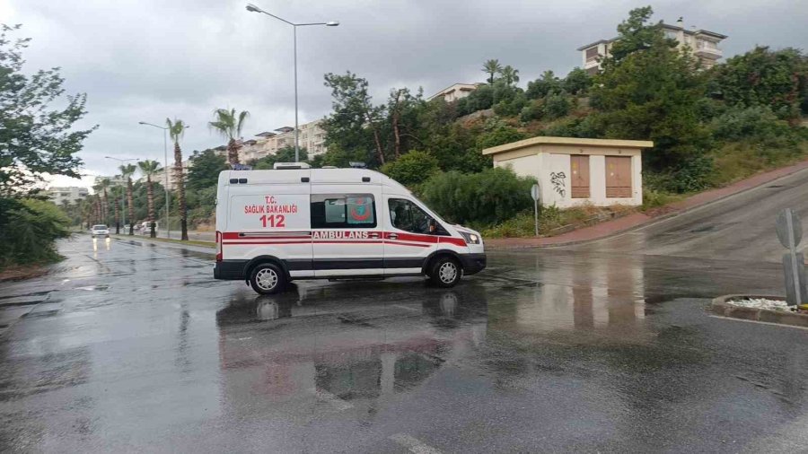 Yağışlı Hava Rampada Kazaya Neden Oldu: 3 Araç Birbirine Girdi, 1 Yaralı