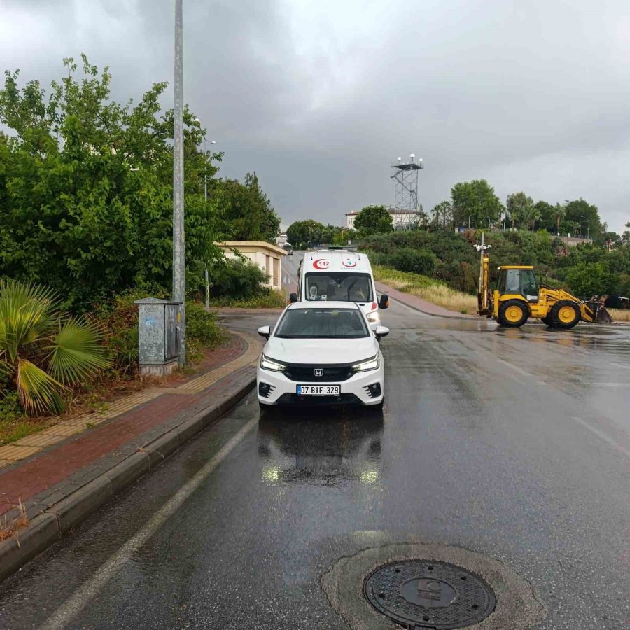 Yağışlı Hava Rampada Kazaya Neden Oldu: 3 Araç Birbirine Girdi, 1 Yaralı